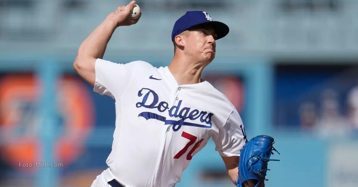 Bobby Miller haciendo movimientos de lanzar con el uniforme de Los Angeles Dodgers y un guante azul