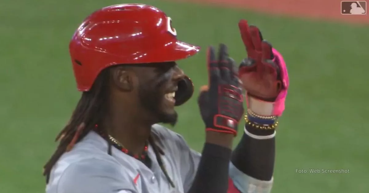 Elly De La Cruz celebrando con sus compañeros de Cincinnati Reds