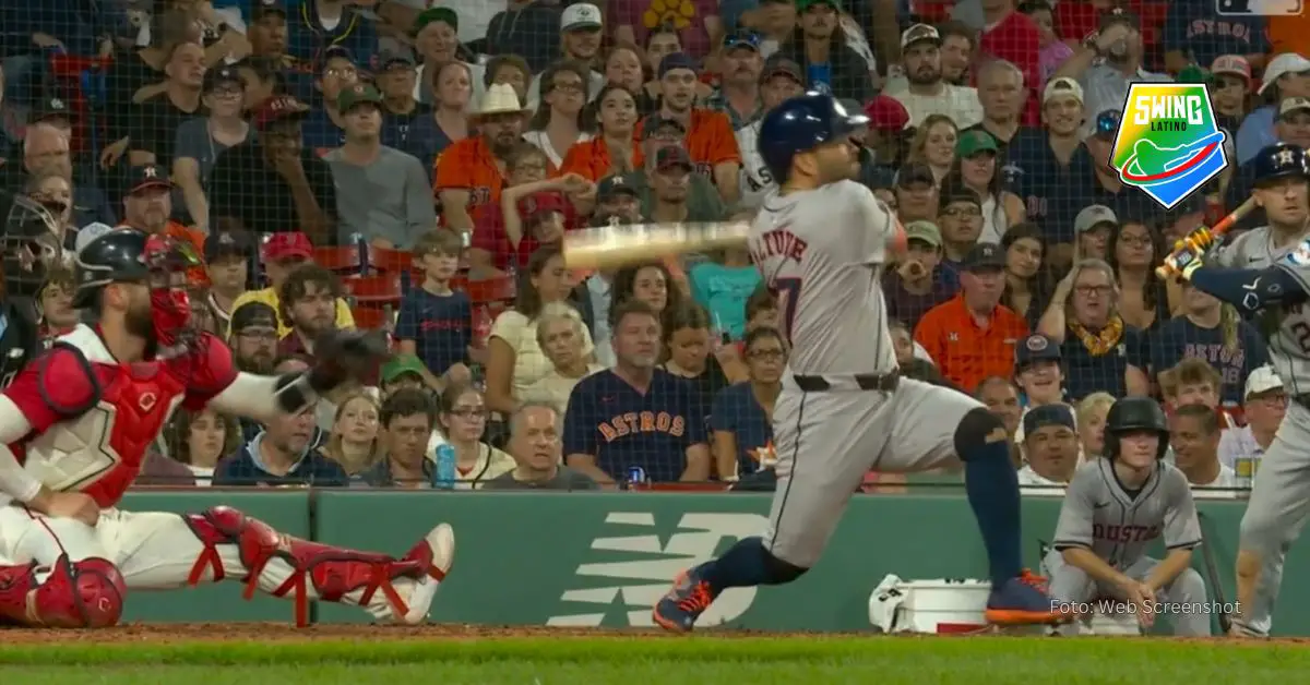 Jose Altuve conectó homerun por encima del muro del left field en Boston y empató el juego por Houston Astros