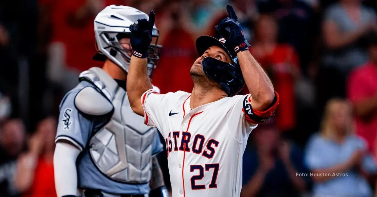 Jose Altuve señala al cielo tras jonrón con Houston Astros