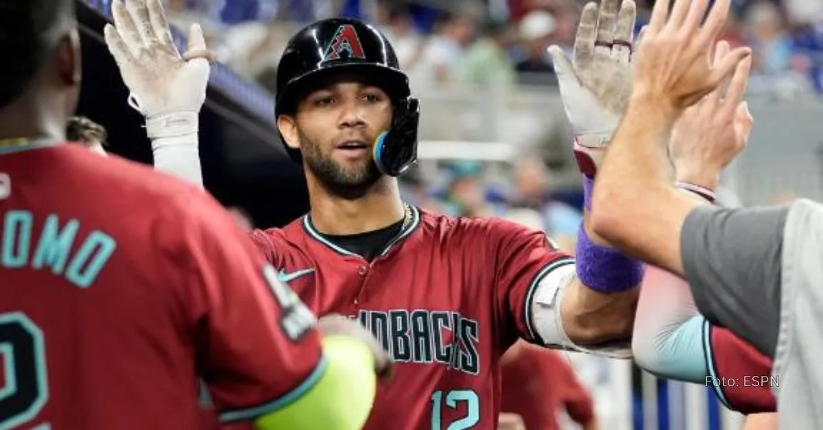 Cubano Lourdes Gurriel Jr. celebrando luego de conectar un hit barre bases con Arizona Diamondbacks