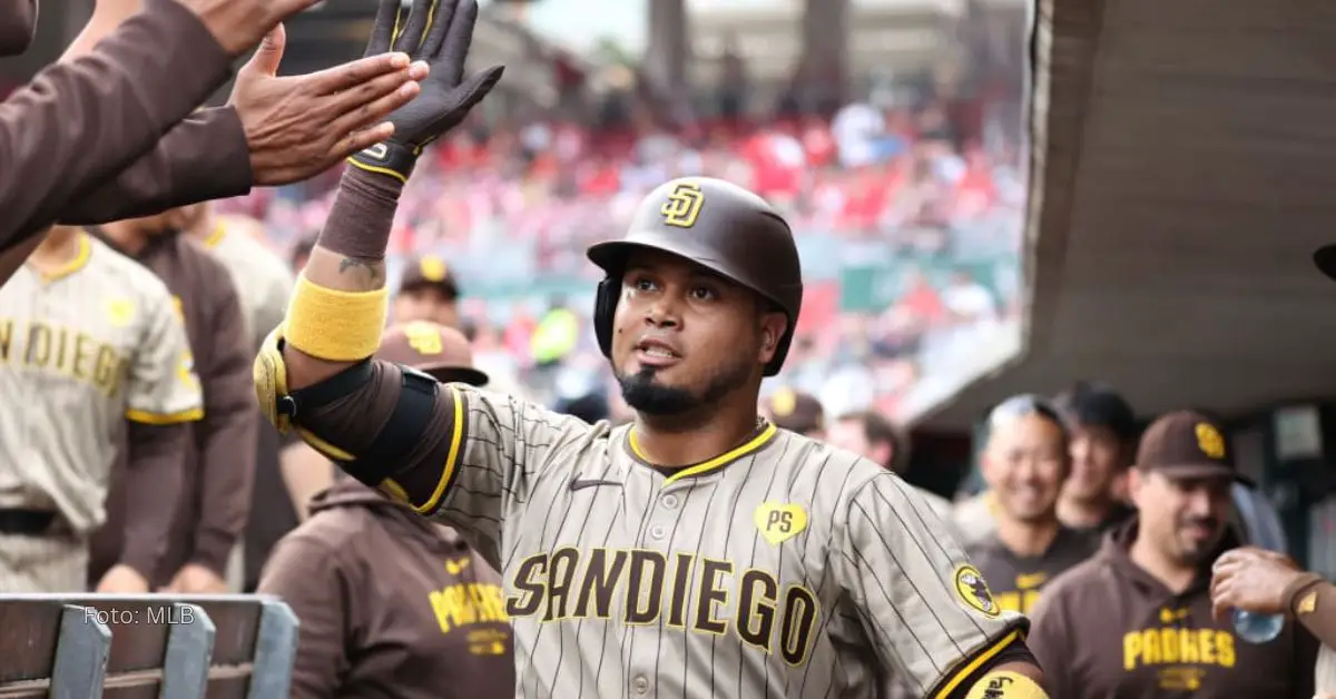 Luis Arráez celebrando tras anotar una carrera con San Diego en MLB 2024