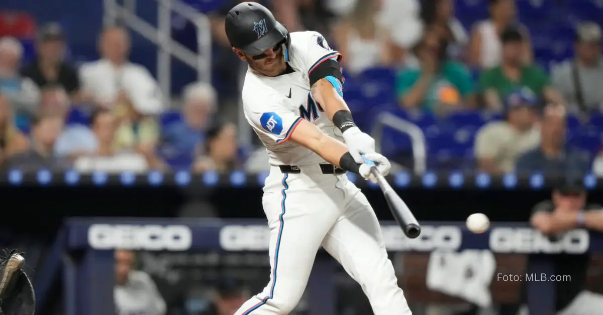 Connor Norby en el momento justo en el que impactó la esférica con el uniforme de Miami Marlins en Grandes Ligas