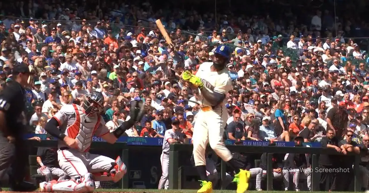 Randy Arozarena recibiendo un pelotazo en el juego entre San Francisco y Seattle en MLB