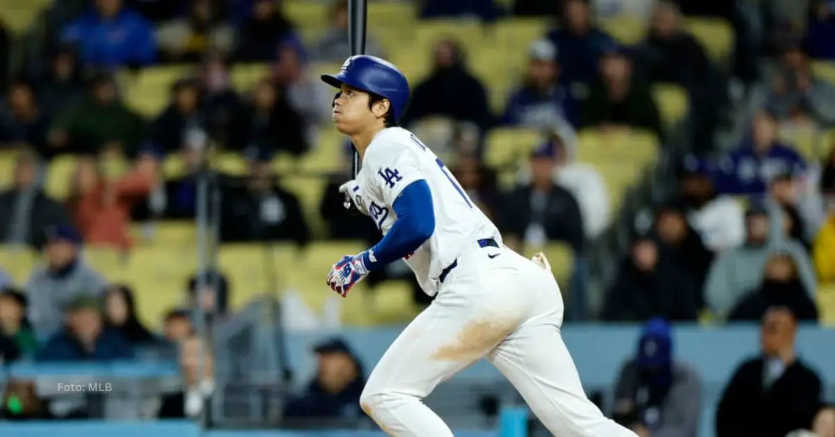 Shohei Ohtani corriendo tras dar hit con Los Angeles Dodgers