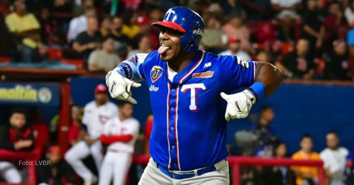 Yasiel Puig sacando la lengua con el uniforme de Tiburones de la Guaira en Venezuela