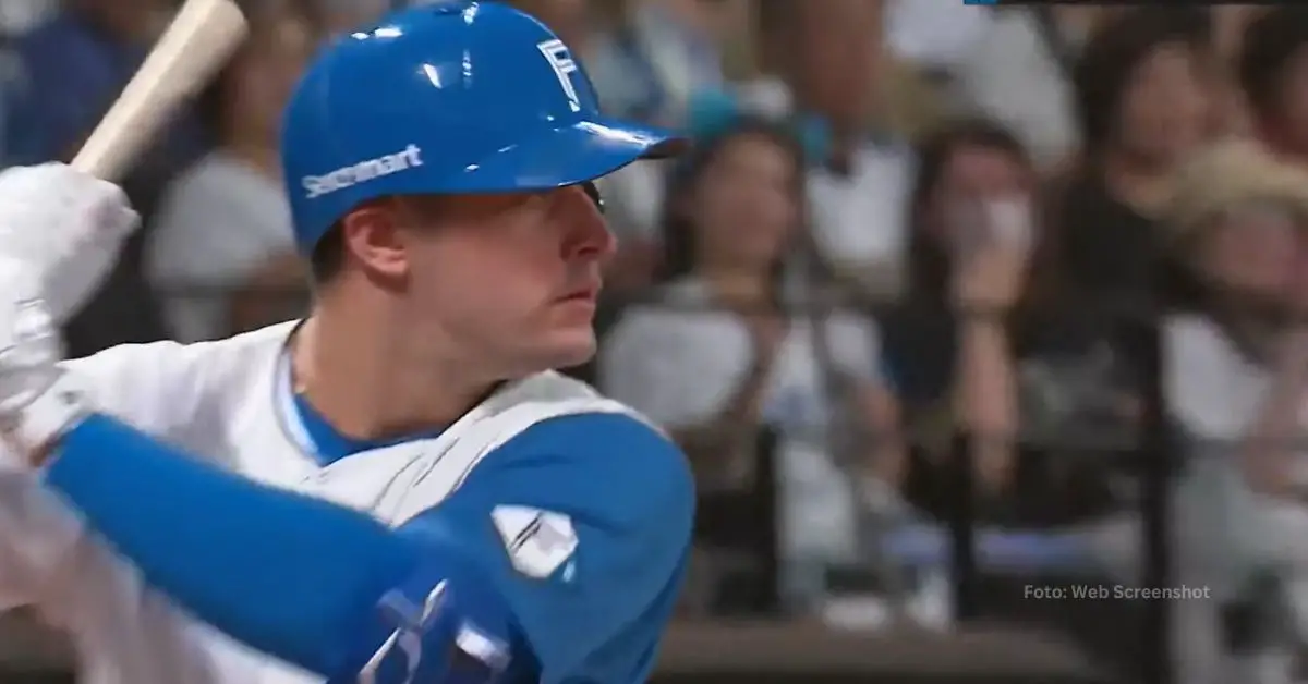 Ariel Martínez tomando un turno con Nippon Ham Fighters