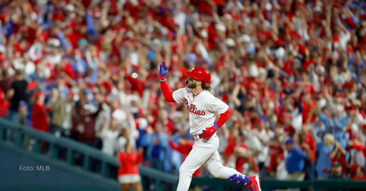 Bryce Harper celebrando jonrón en duelo Mets vs Phillies en MLB