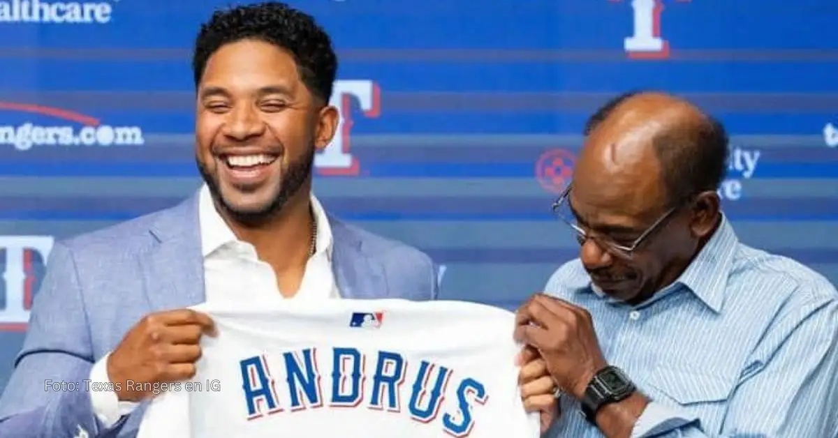 Elvis Andrus sonriendo con su camisa de Texas Rangers durante su discurso de retiro