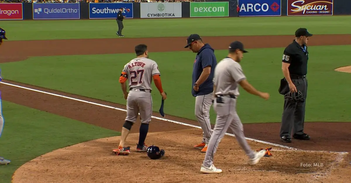 Jose Altuve sin un spike en el home plate