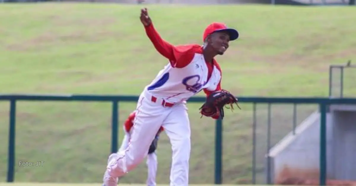 Ediel Ponce lanzando con la selección nacional del beisbol cubano en categorías inferiores