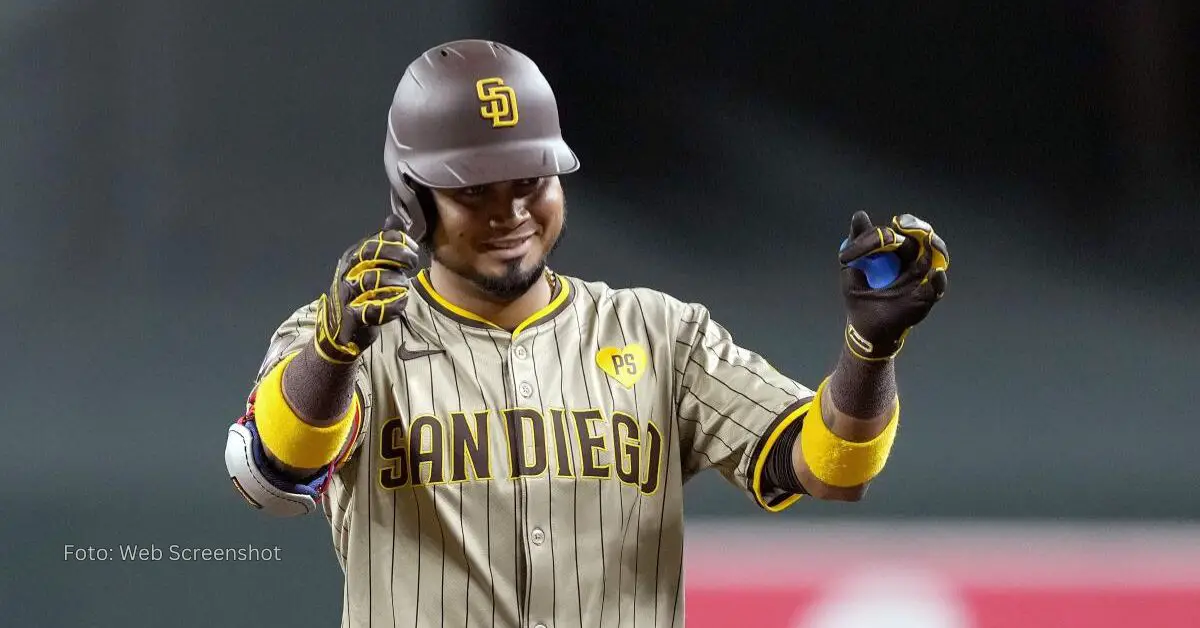 Luis Arráez celebrando con San Diego Padres