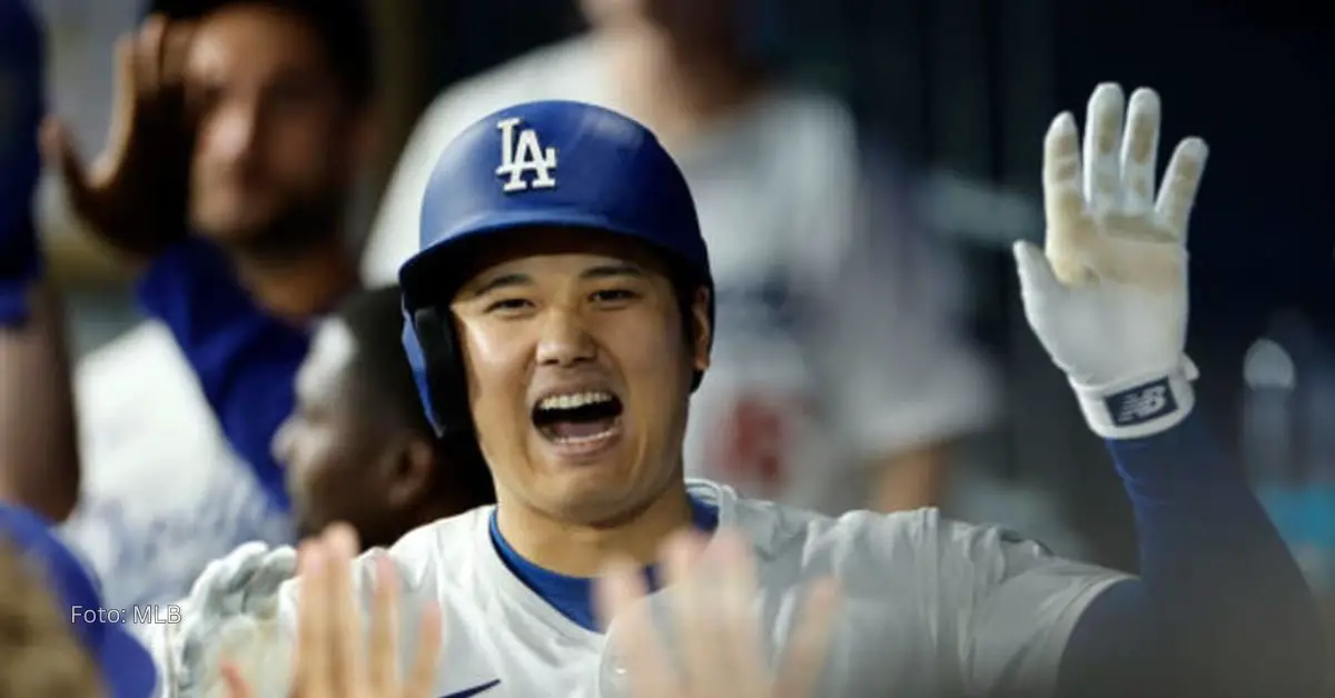 Shohei Ohtani celebrando anotación de una carrera con sus compañeros de Los Angeles Dodgers