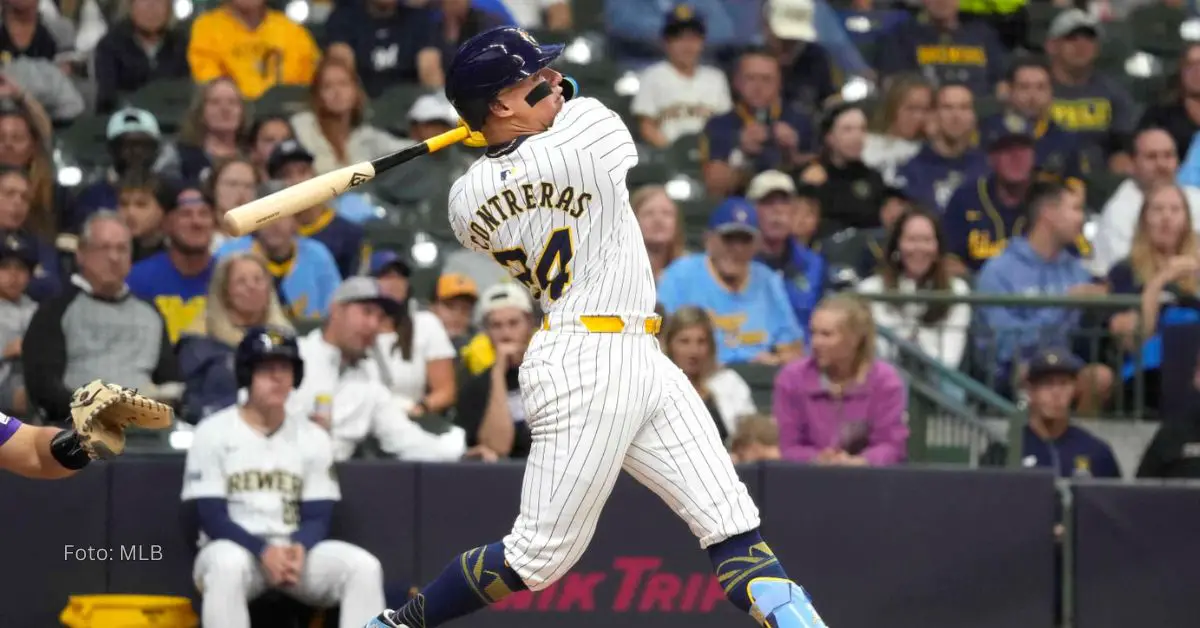 William Contreras haciendo swing de jonrón en MLB con el uniforme de Milwaukee Brewers