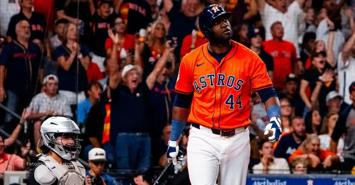 Yordan Alvarez observando su cuadrangular con Houston Astros