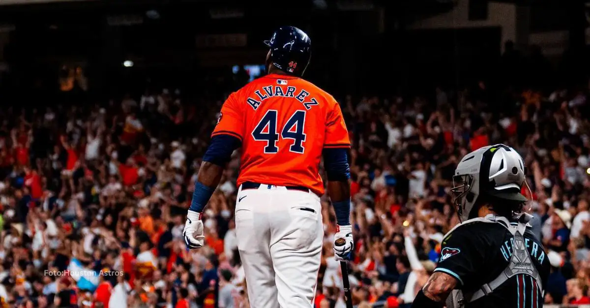 Yordan Alvarez de espaldas observando su jonrón ante Arizona Diamondbacks