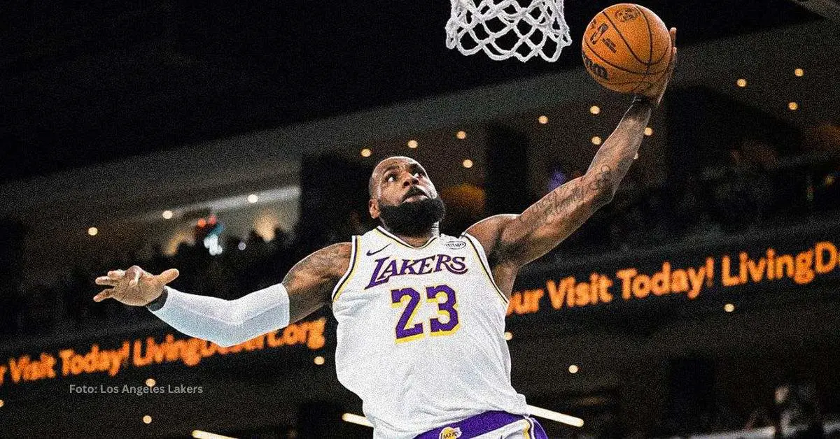 LeBron James a punto de encestar el balón en juego de Los Angeles Lakers