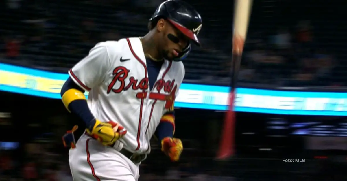 Ronald Acuña Jr. soltando el bate tras jonrón con Atlanta Braves