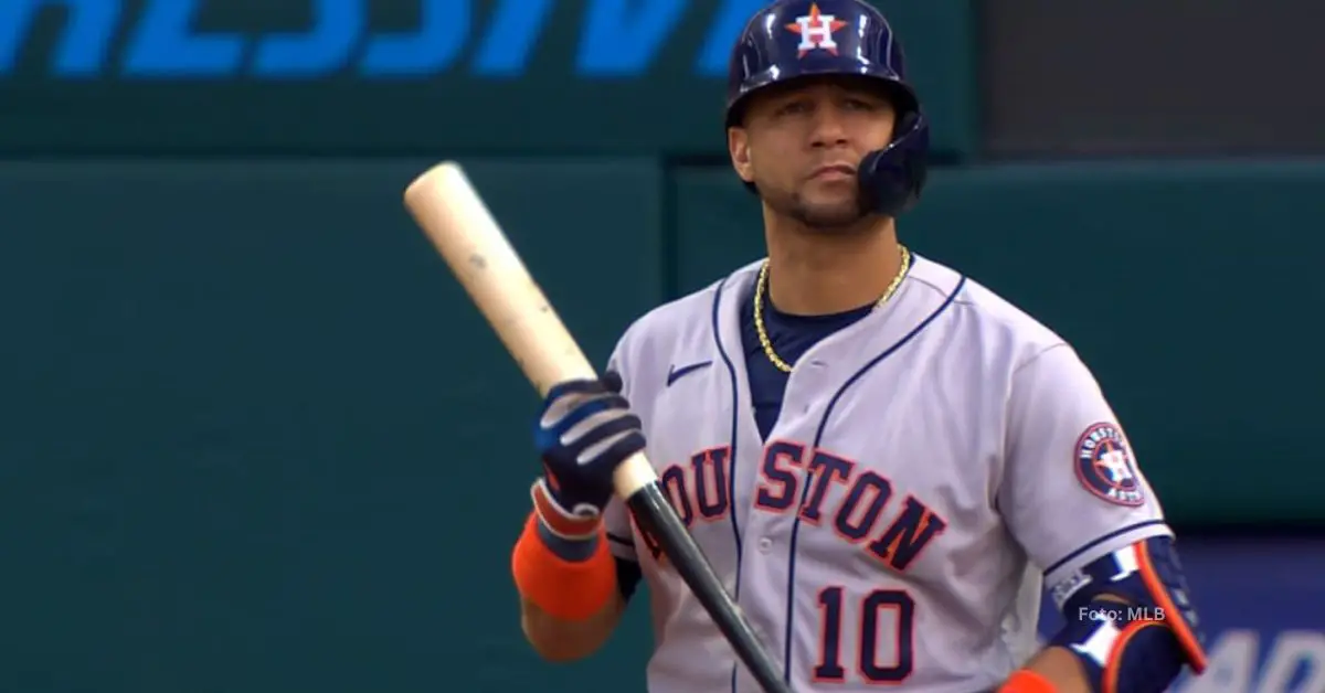 Yuli Gurriel tomando un turno con el uniforme de Houston Astros